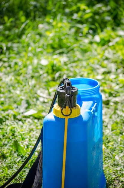 Pulvérisateur antiparasitaire d'été sur l'herbe prêt à l'emploi