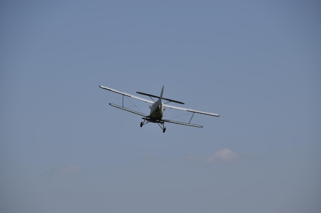 La pulvérisation d'engrais et de pesticides sur le terrain avec l'avion