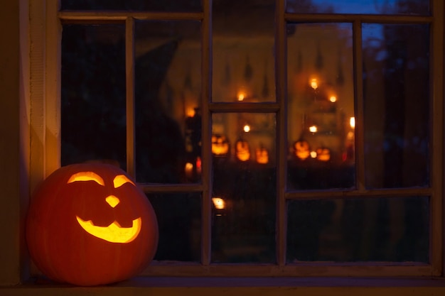 Pumpins d'Halloween sur le rebord de la fenêtre la nuit