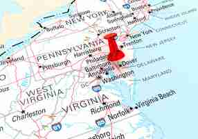 Photo punaise rouge sur la carte des états-unis de l'état du delaware. rendu 3d