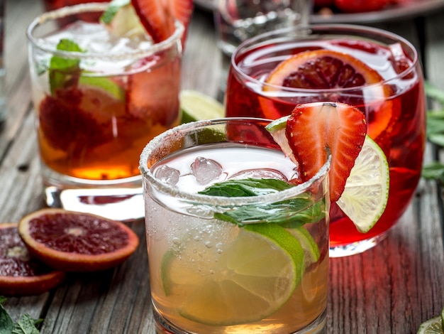 Photo punch au rhum à l'orange sanguine et aux fraises, mojito à la fraise et autres cocktails