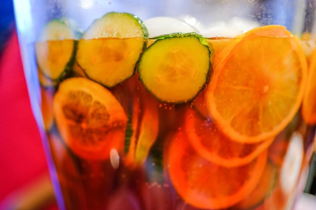 Punch aux fruits sans alcool en distributeur prêt à boire