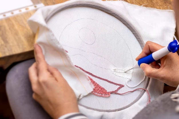 Punch Needle Workshop mains d'une brodeuse brodant des ballons dans les nuages