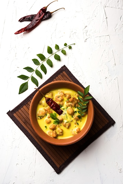 Punjabi Kadhi Pakoda ou curry Pakora, cuisine indienne servie dans un bol ou karahi