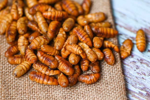 Pupe sur fond de sac frire les vers à soie pupe frite pour le ver du coléoptère alimentaire