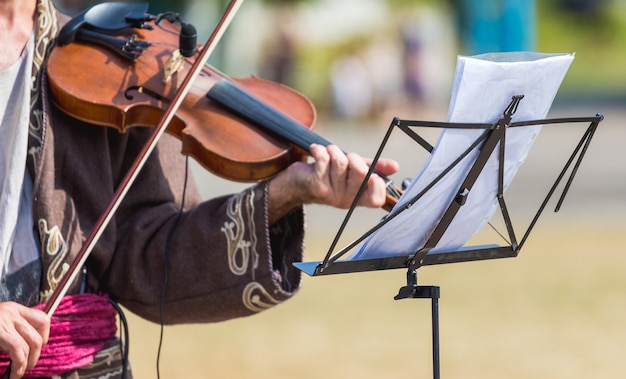 Un pupitre près du musicien avec un violon_