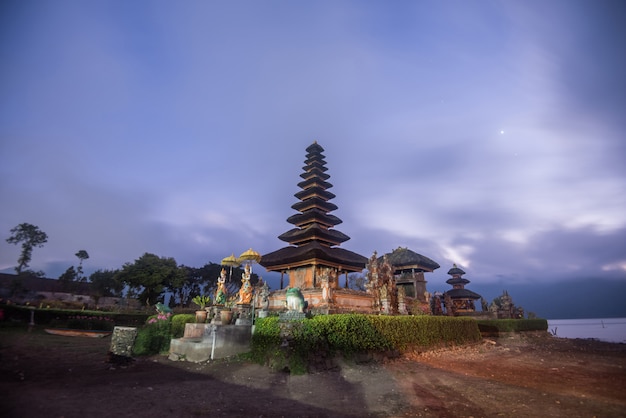 Pura Ulun Danu Bratan avant le lever du soleil, temple hindou au lac Bratan à Bali, Indonésie