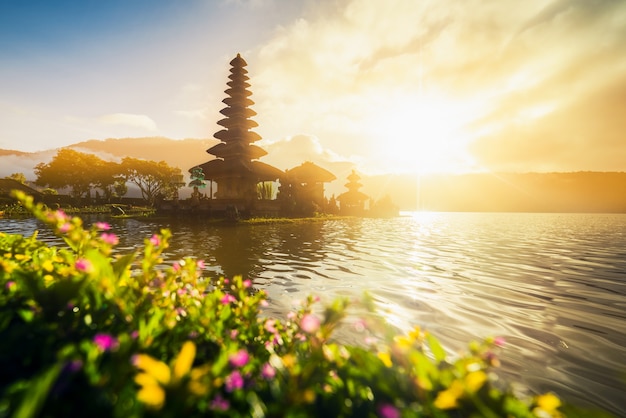 Pura Ulun Danu Bratan, temple hindou dans le paysage du lac Bratan