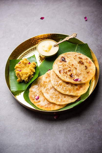 Puran poli Puran roti Holige Obbattu ou Bobbattlu est un pain plat sucré indien du Maharashtra