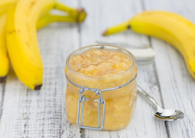 Purée de banane gros plan tourné