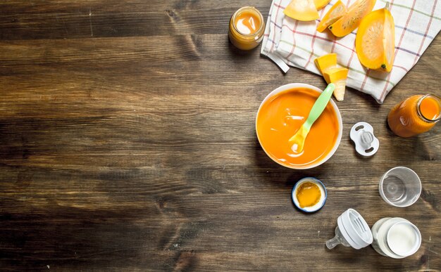 Purée de bébé de citrouille fraîche.