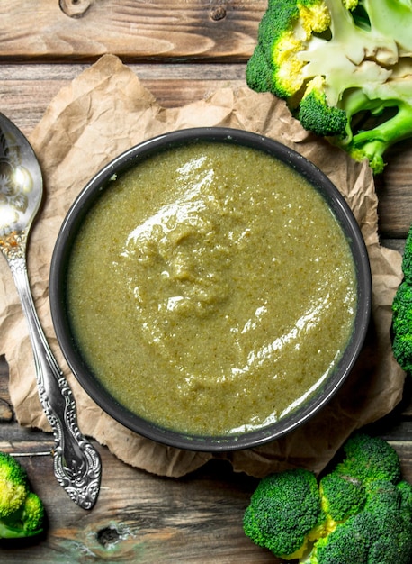 Purée de brocoli dans un bol avec une cuillère