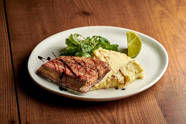 Purée de chou-fleur et steak de bar sur fond de bois