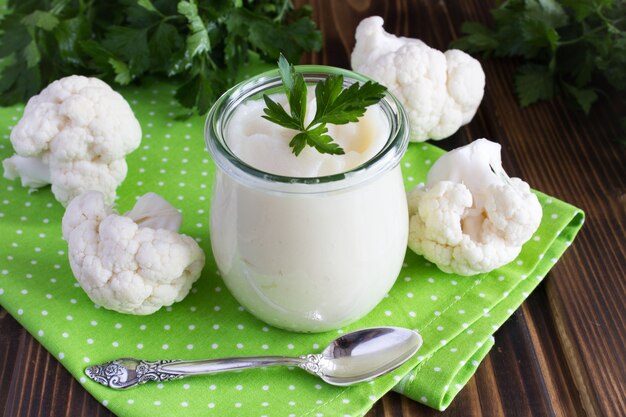 Purée de chou-fleur sur la surface en bois