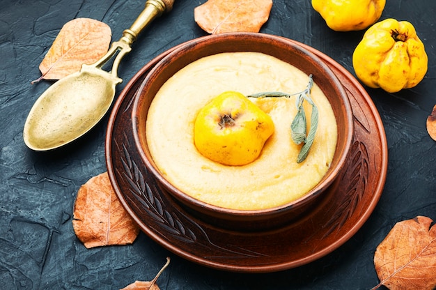 Purée de coing ou velouté.Soupe d'automne aux fruits