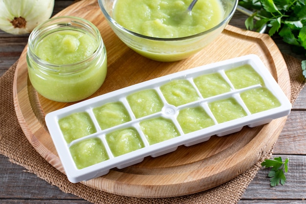 Purée De Légumes Dans Un Bac à Glaçons Prêt à être Congelé Sur Une Table En  Bois. Concept D'aliments Surgelés.