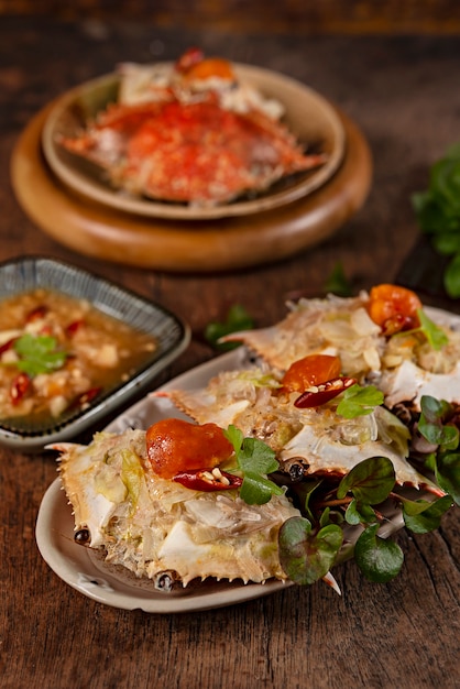 Purée de crabe à la vapeur, garniture de viande et de porc œuf salé sur le dessus servi avec des légumes frais sur le plat