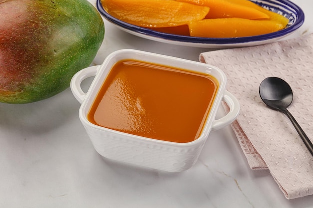 Une purée de mangue sucrée dans le bol.