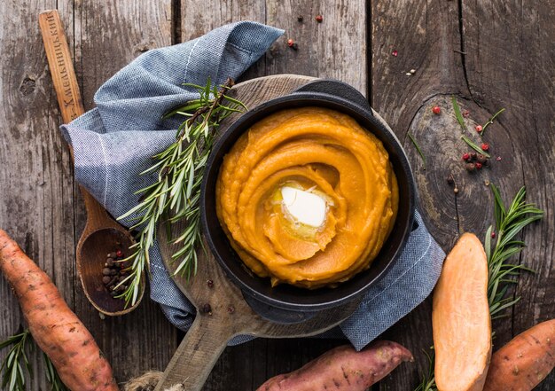 Purée de patate douce épicée ou purée de patate douce au romarin dans une casserole sur une table