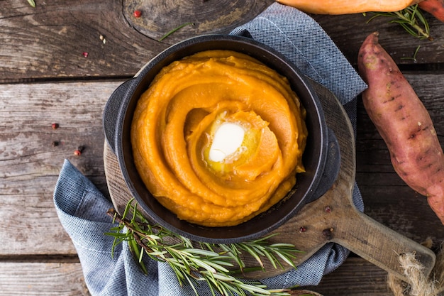 Purée de patate douce épicée ou purée de patate douce au romarin dans une casserole sur une table