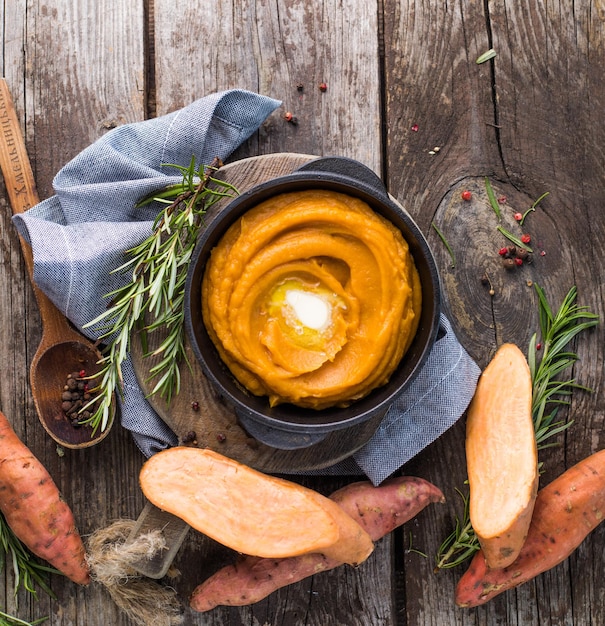 Purée de patate douce épicée ou purée de patate douce au romarin dans une casserole sur une table