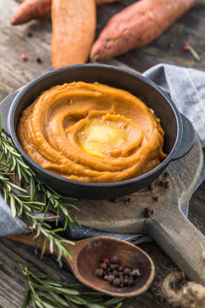 Purée de patate douce épicée ou purée de patate douce au romarin dans une casserole sur une table