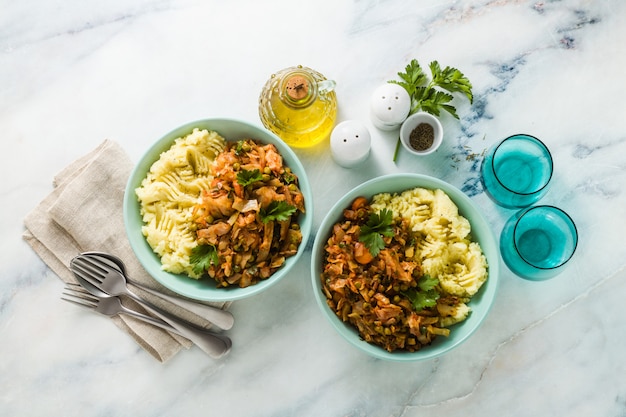 Purée de pommes de terre au ragoût de légumes au chou sur une table en marbre