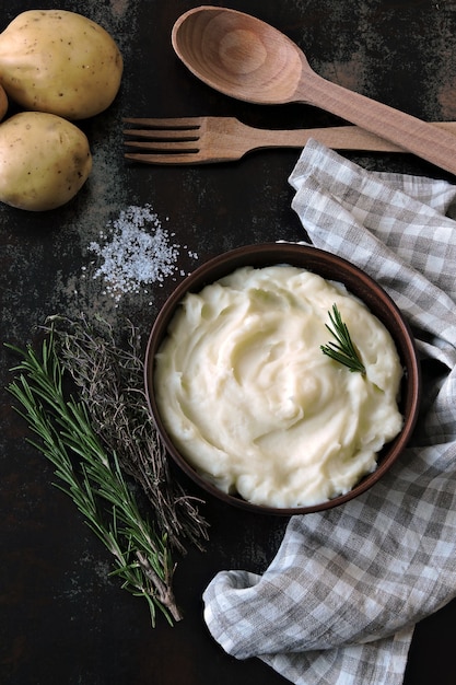 Purée de pommes de terre aux herbes dans un bol. Mise à plat.