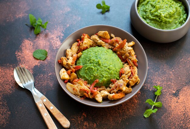 Purée de pommes de terre aux pois verts et maïs