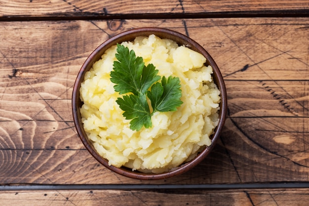 Purée de pommes de terre à la crème faite maison dans un plat avec du persil. copie espace