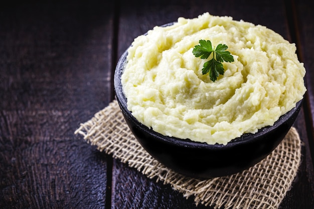 Purée de pommes de terre, crème de pommes de terre dans la cuisine rustique