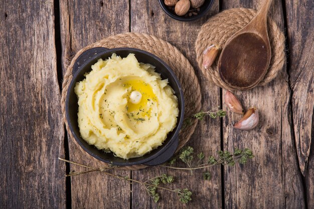 Purée de pommes de terre crémeuse maison ou purée de pommes de terre dans une casserole