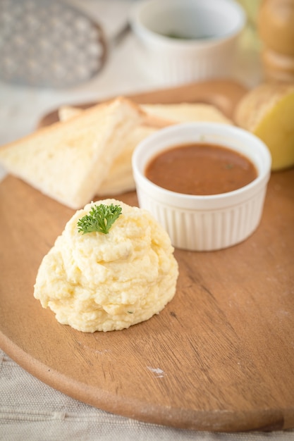 Purée de pommes de terre dans une assiette sur une table en bois