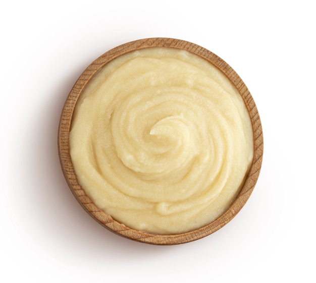 Purée de pommes de terre dans un bol en bois isolé sur blanc de purée de légumes, vue du dessus