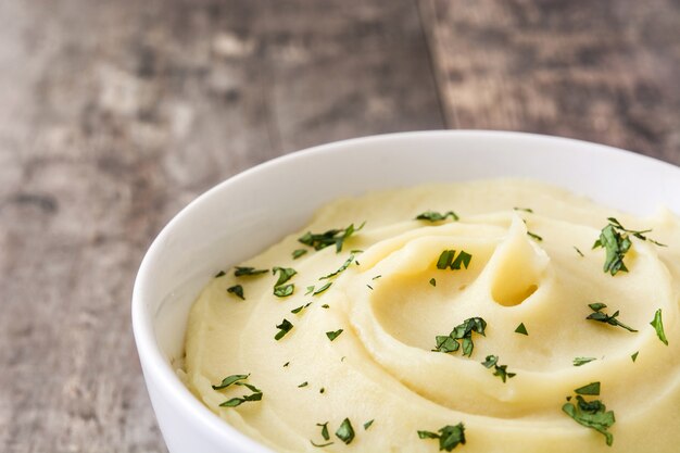 Purée de pommes de terre dans un bol en bois