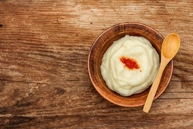 Purée de pommes de terre dans un bol en céramique antique