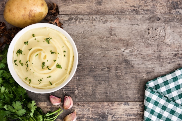 Purée de pommes de terre dans un bol sur une table en bois