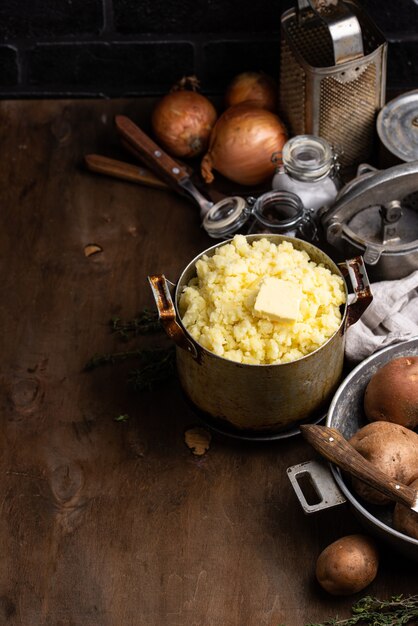 Purée de pommes de terre dans un vieux pot vintage