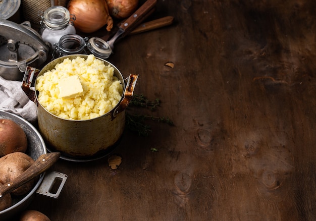 Purée de pommes de terre dans un vieux pot vintage