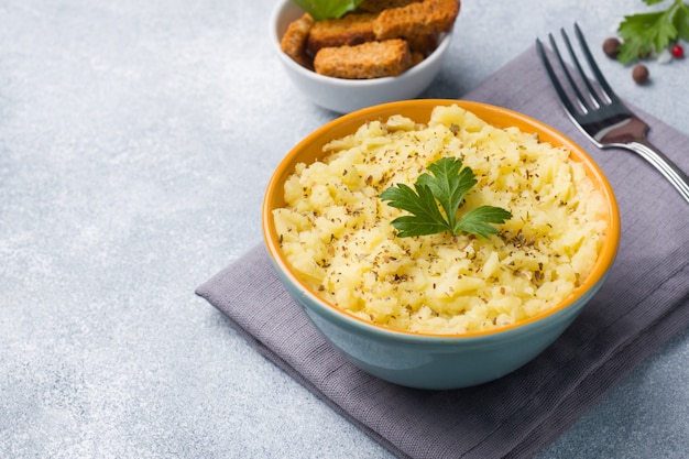 Purée De Pommes De Terre Avec Des Herbes, Des Croûtons Et Du Citron Dans Une Assiette Sur Des Serviettes.