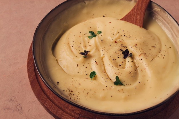 Purée de pommes de terre avec micro-verdure et épices faites maison sur une table beige sans personne vue de dessus