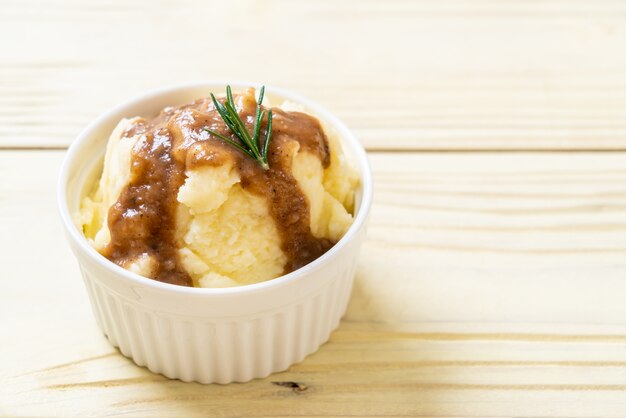 purée de pommes de terre avec sauce au jus