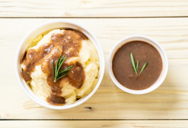 purée de pommes de terre avec sauce au jus