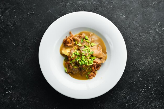 Purée de pommes de terre avec sauce de veau et viande sur une assiette Vue de dessus