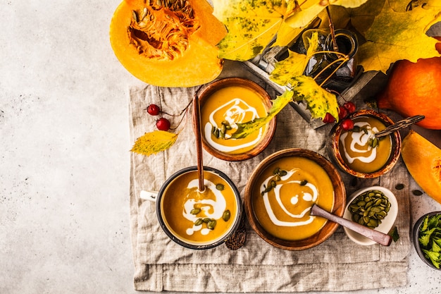 Purée de potiron d'automne à la crème dans des tasses, paysages d'automne