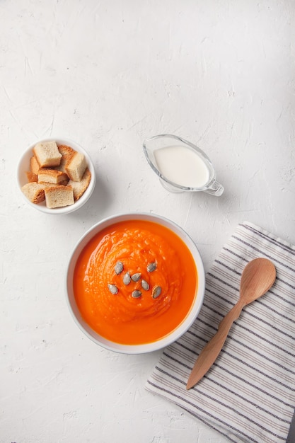 Purée de potiron avec chapelure, crème et graines sur fond blanc. Copiez l'espace.