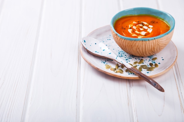 Purée de potiron à la crème et aux graines de citrouille