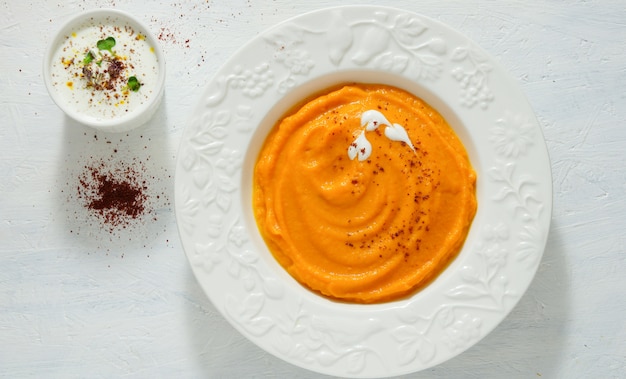 Purée De Potiron Dans L'assiette Blanche