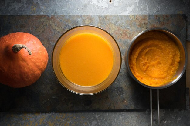 Purée de potiron dans une casserole soupe de potiron et potiron sur une pierre grise