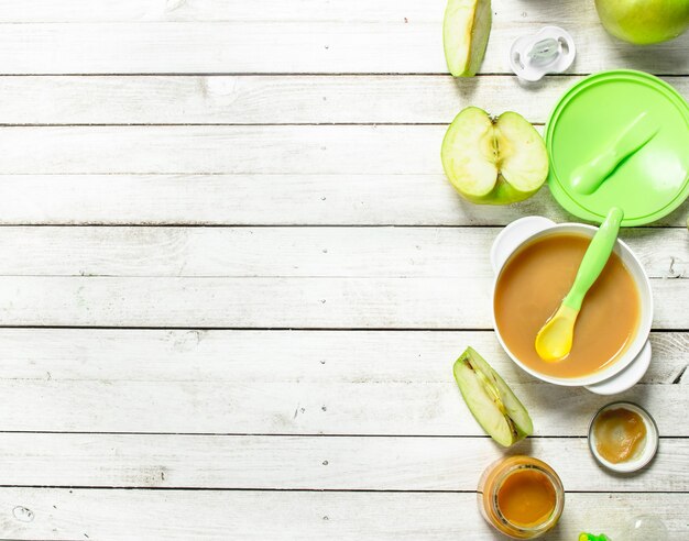 Purée pour bébé de pommes vertes fraîches.